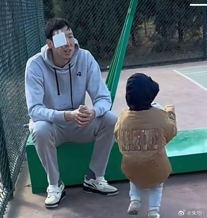 顧家好男人！記者曬出周琦手術(shù)后回歸家庭帶娃照片