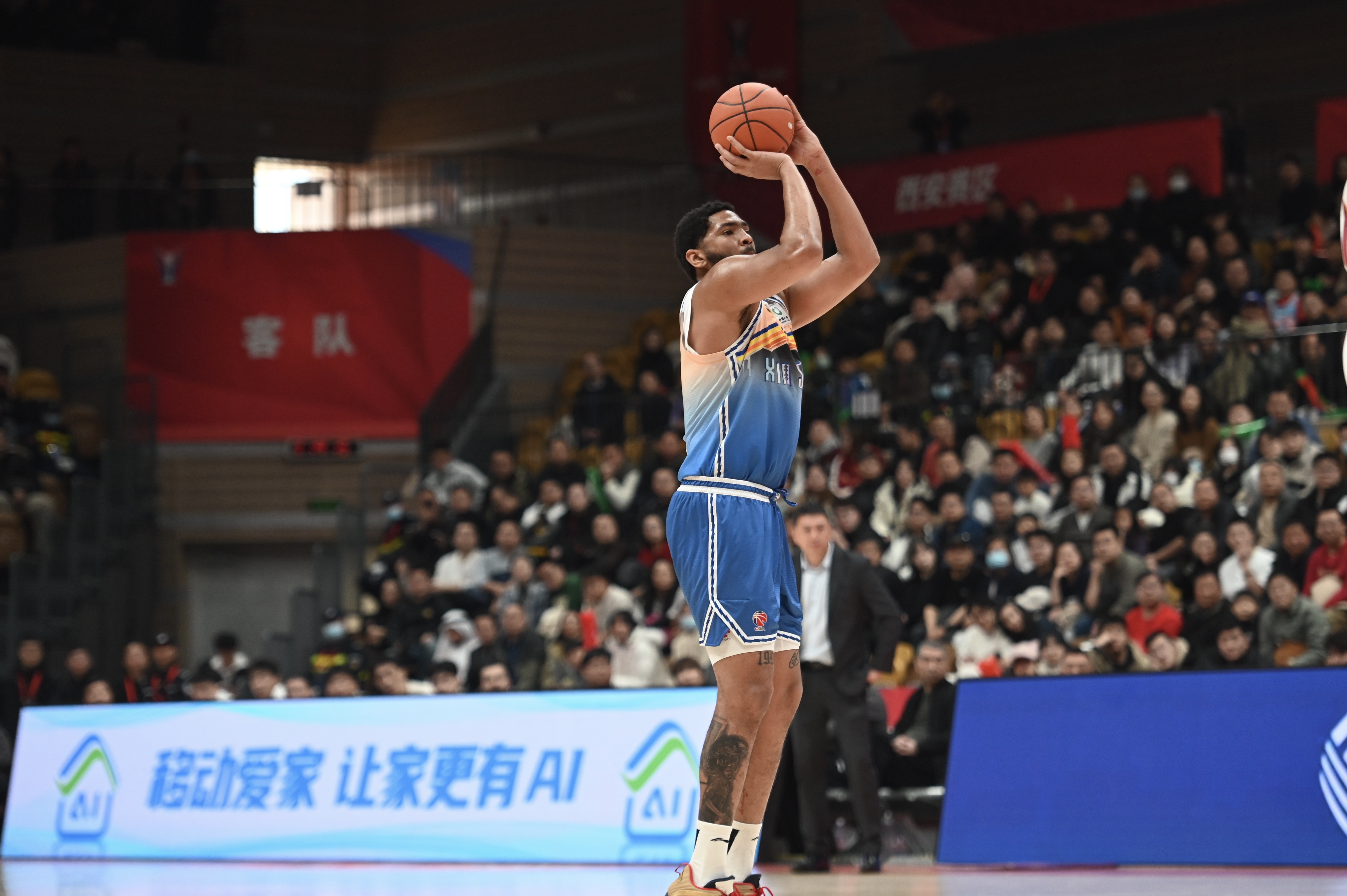 手感火熱！勞森半場(chǎng)7中6高效砍下17分5籃板 首節(jié)15分